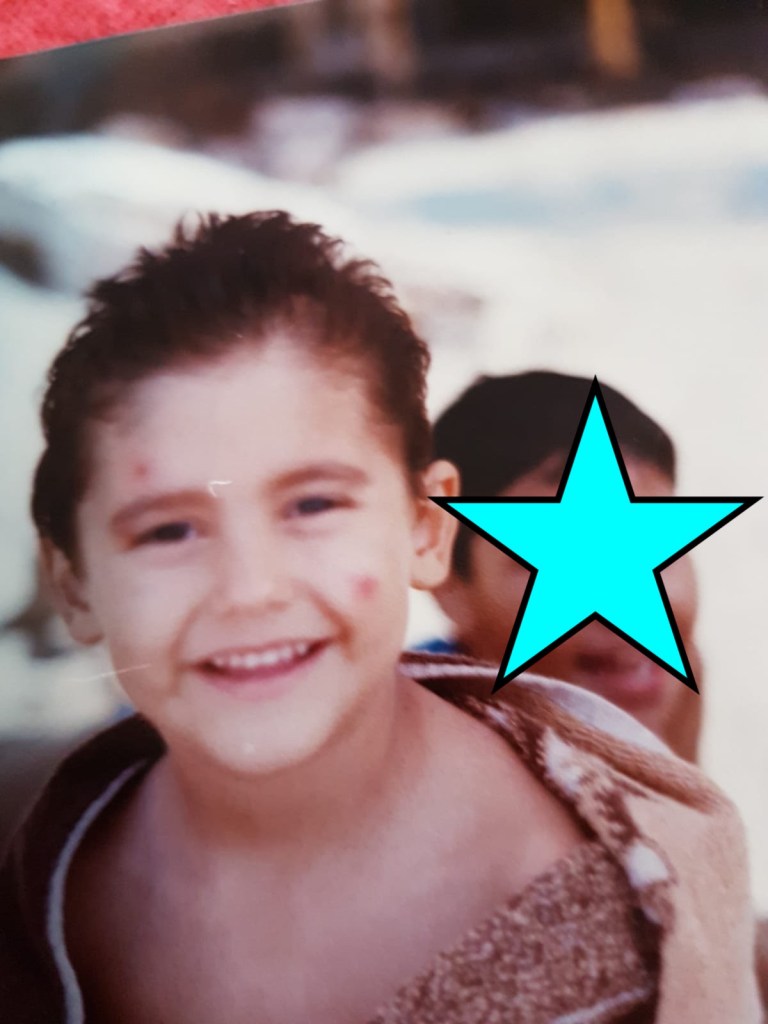 Découvrez pourquoi la connexion avec des étrangers est si importante.

Les migrants et les réfugiés arrivent de pays lointains, pour être confrontés au racisme et à la xénophobie.

Chez nous, la polarisation a fait de voisins les plus proches, des ennemis jurés.
Et peu à peu, les gens s'éloignent les uns des autres alors qu'ils passent la majeure partie de leur vie en ligne.